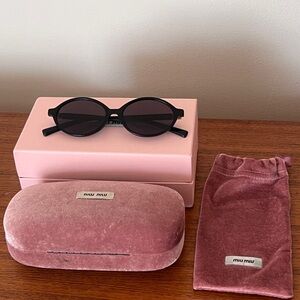Black Round Sunglasses with Pink Velvet Case & Pouch